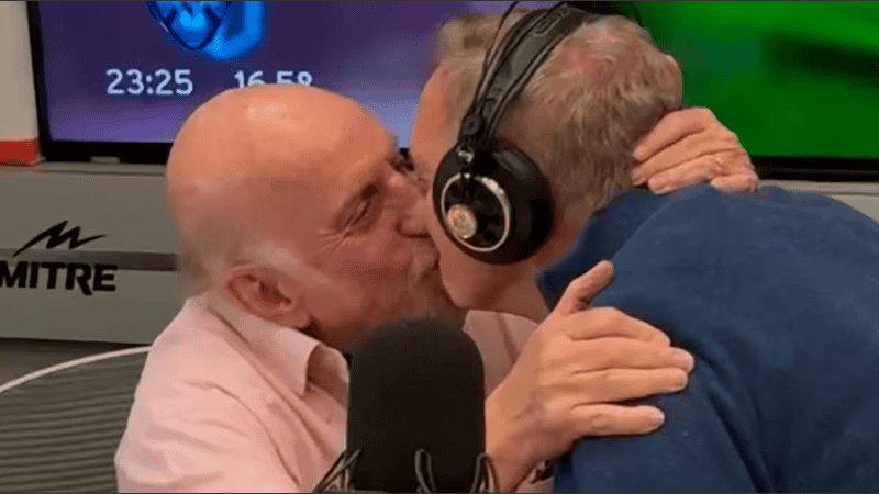 El beso entre Pagani y Bonelli en radio Mitre.
