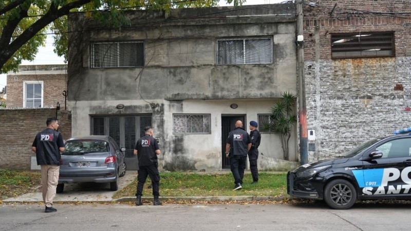 &nbsp;La policía trabajando en la casa en la que cayó el trabajador desde altura (Alan Monzón/Rosario3)
