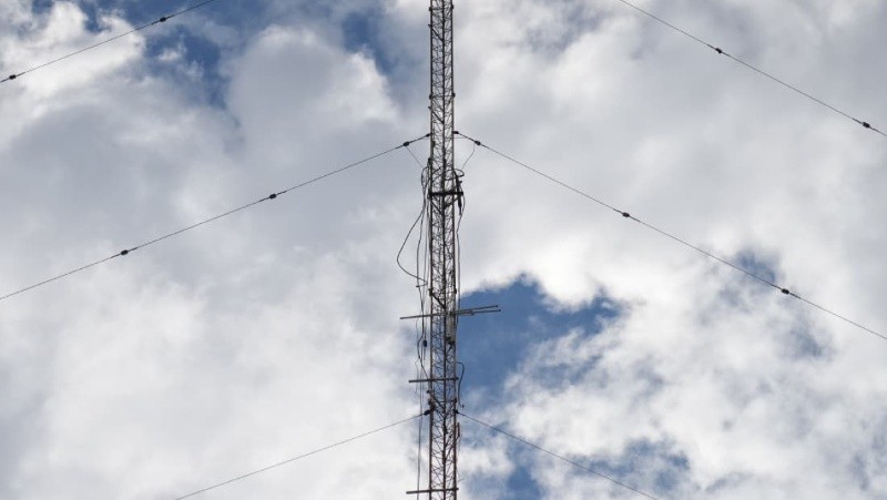 &nbsp;La antena que estaba desmontando el obrero cuando cayó al vacío (Alan Monzón/Rosario3)