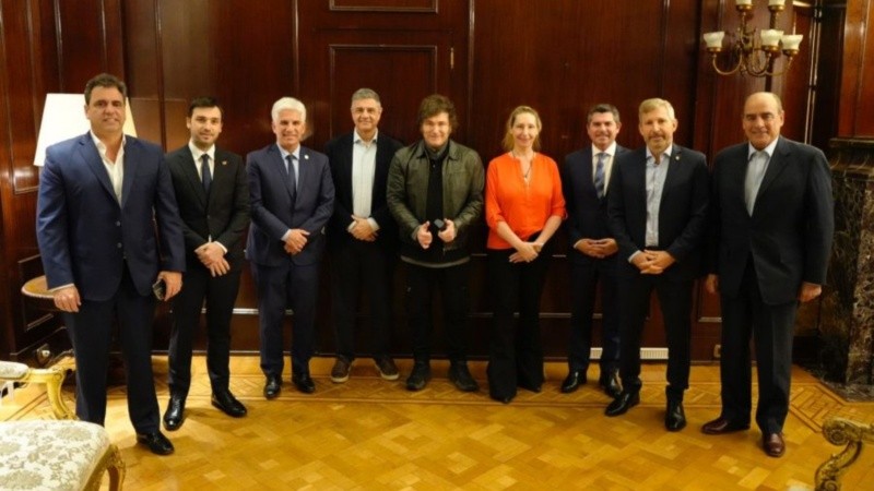 Poggi (tercero de izquierda a derecha) en una visita al presidente Milei durante 2024.&nbsp;