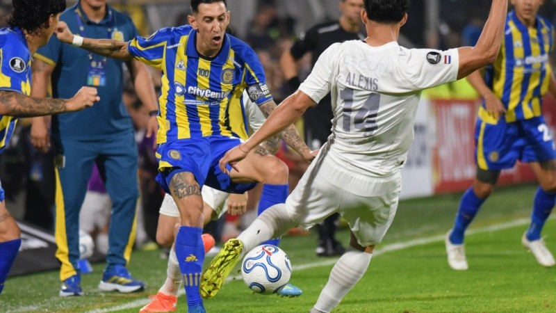 Di Maria falló un penal ante Libertad, pero Central se impuso 1-0 con un gol de Ovando.