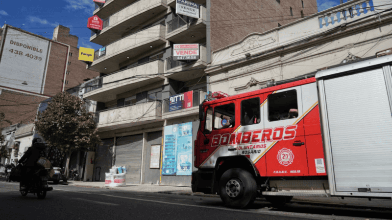 Los Bomberos rescataron al hombre tras la caída desde unos seis o siete pisos por el hueco de un ascensor.