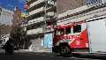 Los Bomberos rescataron al hombre tras la caída desde unos seis o siete pisos por el hueco de un ascensor.