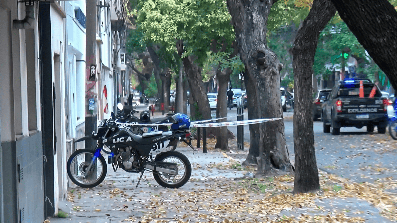 Amplio despliegue de unidades policiales en la cuadra. (imagen El Tres)