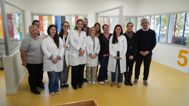 Personal del hospital y funcionaros en una foto grupal a pocas horas de la inauguración.