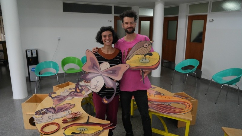 La pareja de artistas que participó de la decoración de los diversos espacio en el hospital.
