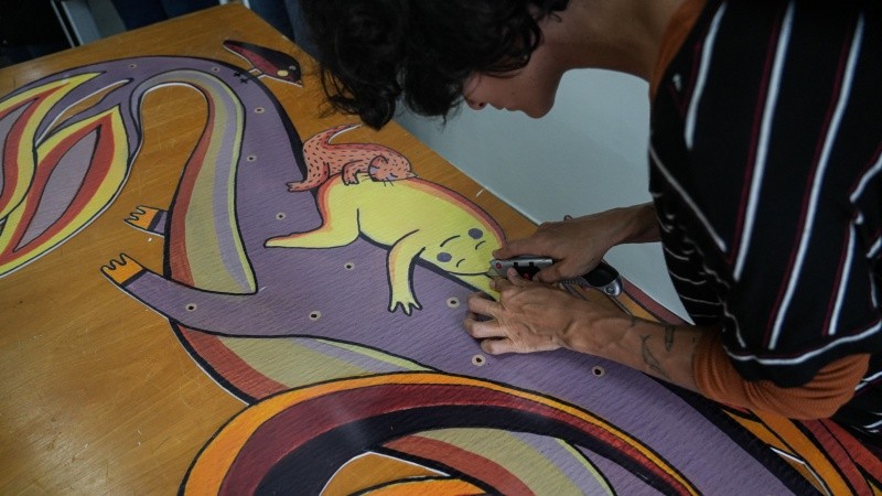 El trabajo de la artista en lo que será la decoración del lugar.