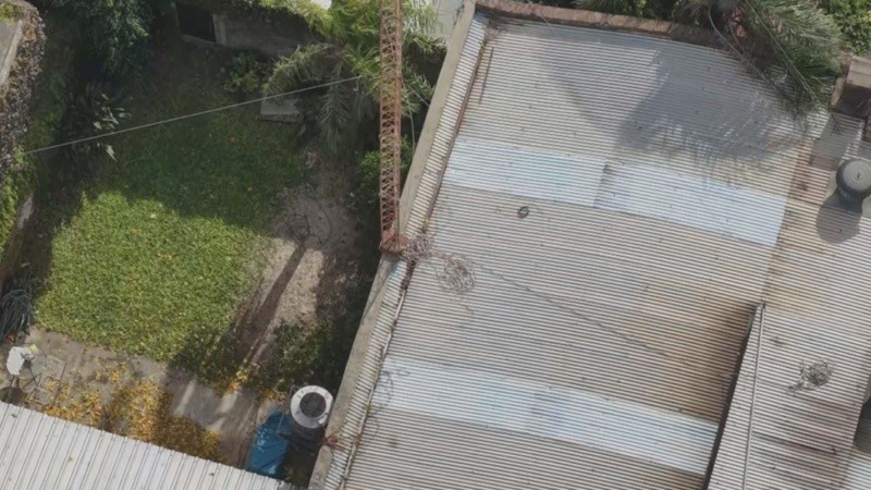 La antena de más de 70 metros estaba montada sobre una medianera. (Captura El Tres)