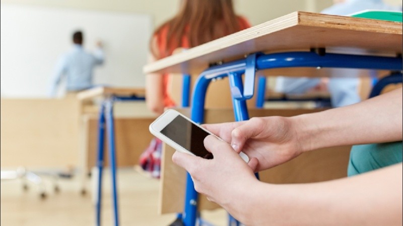 Entre las razones que motivan la restricción del uso de celulares en el aula, predominan la salud emocional, la concentración y la convivencia escolar.