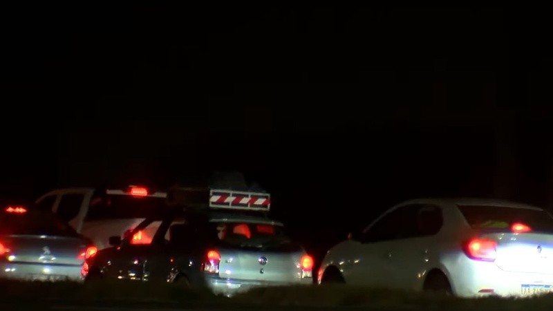 Caos de tránsito sobre la autopista Rosario-Córdoba por un choque entre dos autos.