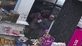 Ambos ladrones quedaron registrados por las cámaras del comercio.