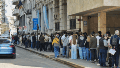 Una cola extensa alrededor del consulado de personas que buscan obtener la nacionalidad española (Alan Monzón/Rosario3)