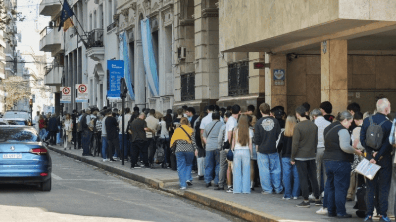 Una cola extensa alrededor del consulado de personas que buscan obtener la nacionalidad española (Alan Monzón/Rosario3)