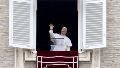 El papa León XIV saluda a los fieles en la plaza de San Pedro, en el Vaticano, durante el rezo del Regina Coeli de este domingo (EFE)
