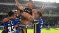 El abrazo de todo Central para el juvenil Elías Verón, autor de su primer gol como profesional.
