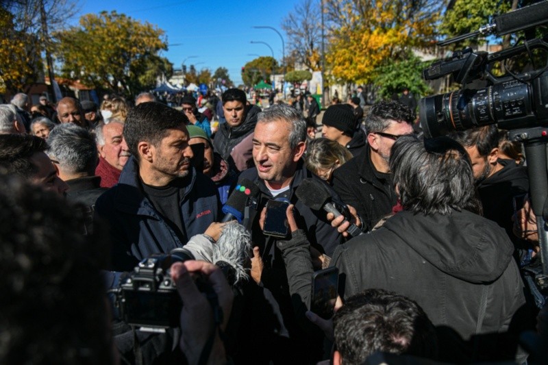 Javkin junto a Pullaro y los vecinos de Rouillón en la importante inauguració.&nbsp;