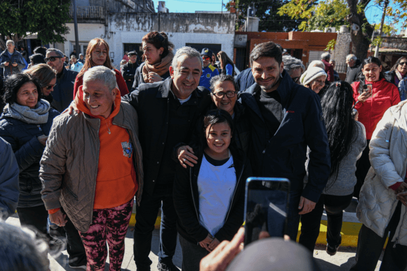 Javkin y Pullaro con los vecinos, que esperaron mucho tiempo esta obra&nbsp;