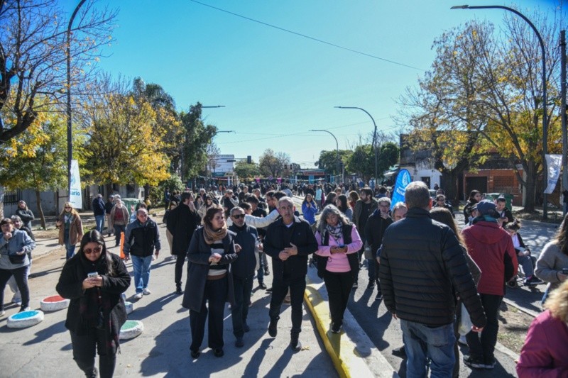 &nbsp;El intendente caminó junto a los vecinos en la nueva obra del municipio