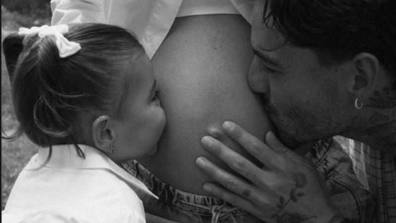 La publicación mostró un momento íntimo de la pareja junto a su primera hija.