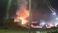 El incendio que se produjo tras la explosión del edificio.