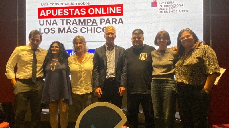 El panel completo que brindó una charla en la Feria del Libro&nbsp;