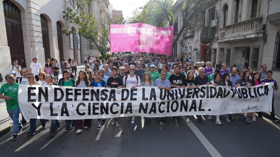La movilización en Rosario en defensa de la educación universitaria pública.