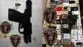 Arma y celulares secuestrados en la casa allanada.