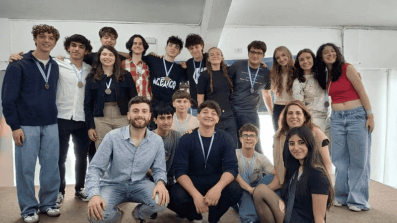 Valentino junto a compañeros del Poli y parte de los docentes.&nbsp;