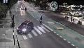 Las cámaras del municipio grabaron toda la secuencia de la mujer al subirse a la zona peatonal de la costanera con su auto.