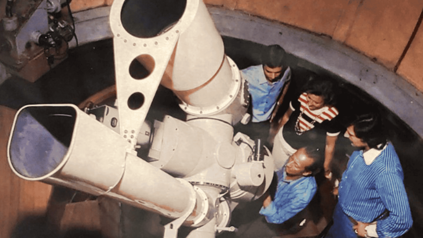 El observatorio de la Vigil con su telescopio activo.