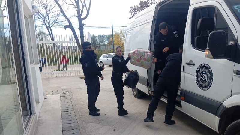 La colaboración tuvo como objetivo acompañar el trabajo de la escuela y contribuir con algunas de las necesidades del barrio.