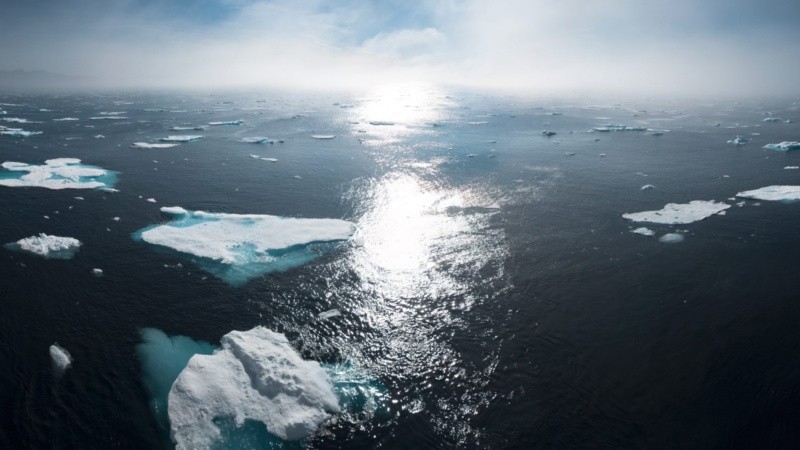 El deshielo acelerado de Groenlandia y el mayor ingreso de agua dulce en el Atlántico Norte, modifican la salinidad y la densidad del océano.