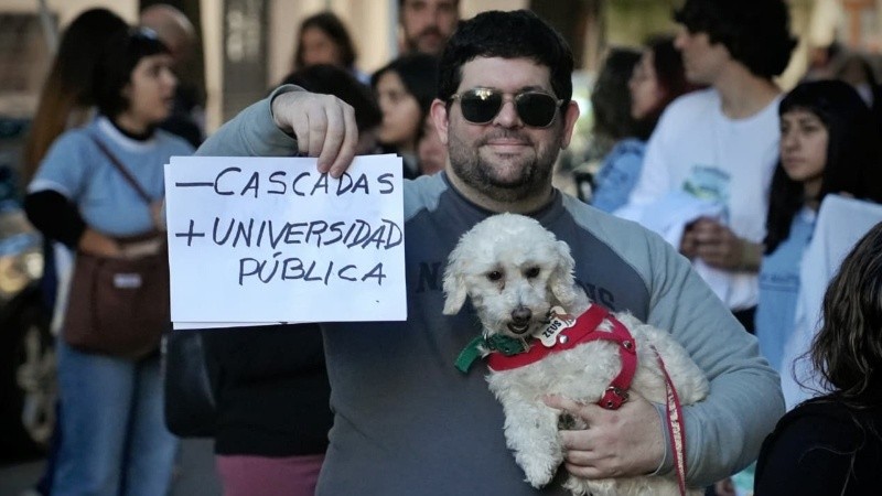 Una multitud volvió a salir a las calles de Rosario para defender a las universidades públicas.