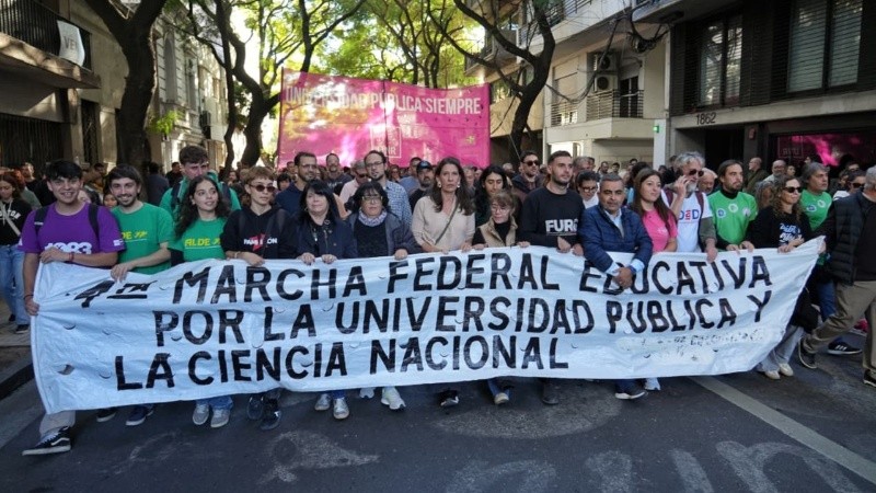 Una multitud volvió a salir a las calles de Rosario para defender a las universidades públicas.