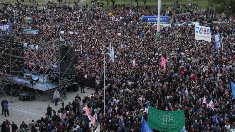 Una multitud volvió a salir a las calles de Rosario para defender a las universidades públicas.