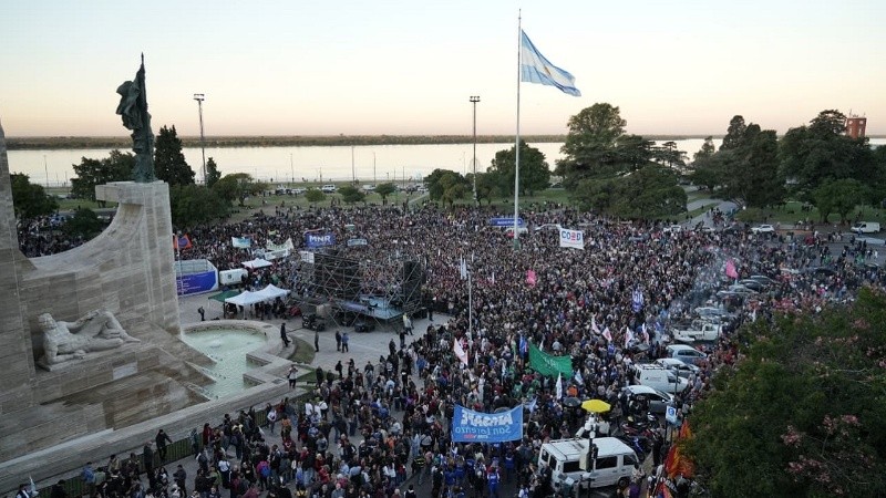 Una multitud volvió a salir a las calles de Rosario para defender a las universidades públicas.