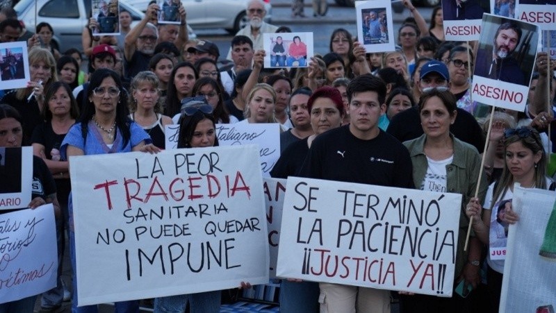 &nbsp;&nbsp;Acto de familiares de víctimas en el Monumento a la Bandera en octubre pasado (Alan Monzón).