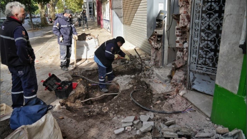 El impacto del coche causó serias roturas e inconvenientes con los servicios en la vivienda.