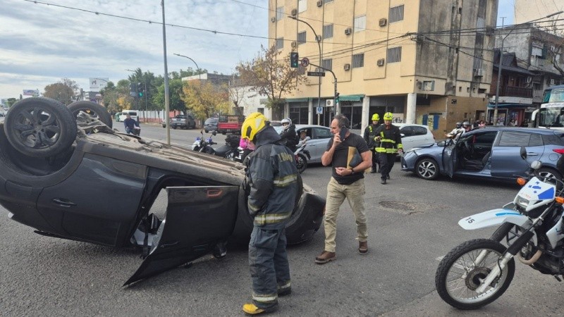 El Citroën C4 y el Toyota Yaris involucrados en el choque en el cruce de Santa Fe y Avellaneda.