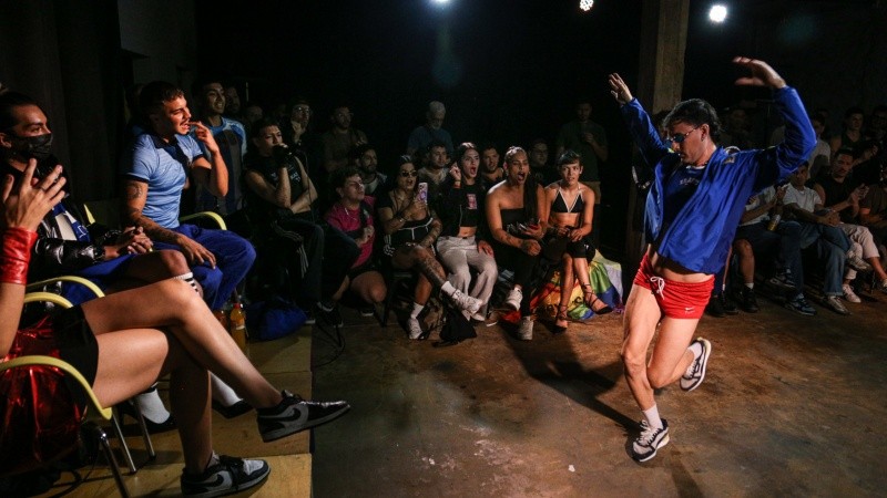 Gala en el centro del jurado mira el desempeño de un participante en la Kiki Session (Alan Monzón).&nbsp;