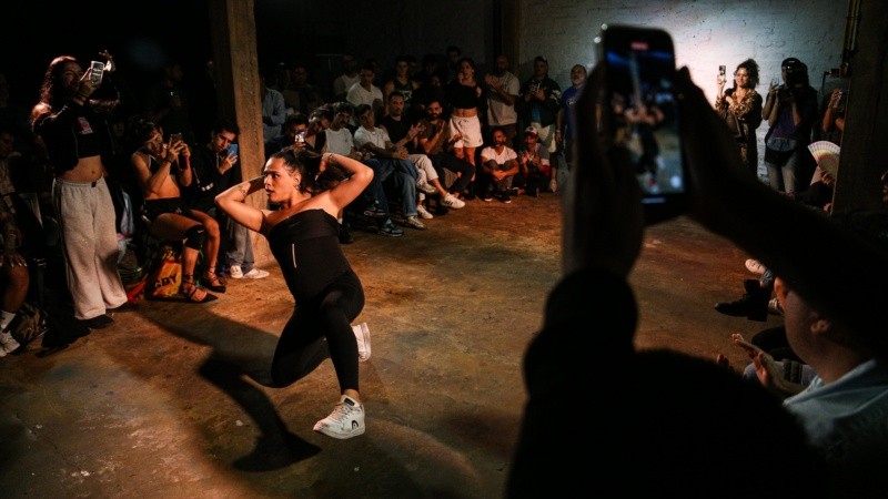 El público aplaude y vitorea a una joven que danza en la pasarela (Alan Monzón).&nbsp;