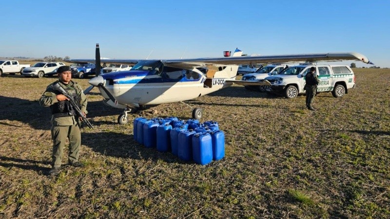 El Cessna 210 aterrizó en un campo preparado como pista clandestina. (Gendarmería)