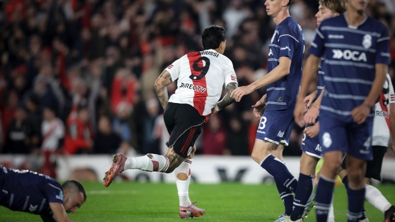Driussi abrió el partido para River con un golazo (Fotobaires).
