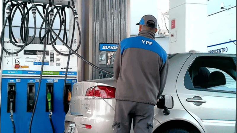 Desde este jueves llenar el tanque costará más caro en todo el país.