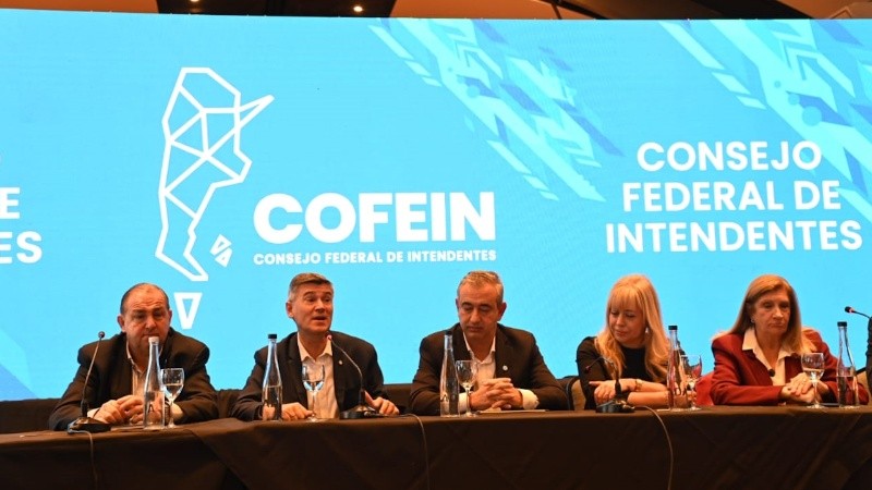 Algunos de los representantes del Consejo Federal de Intendentes reunidos en Rosario.
