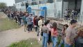 En Argentina, las colas por un trabajo se amplifican cada vez que hay una oferta.