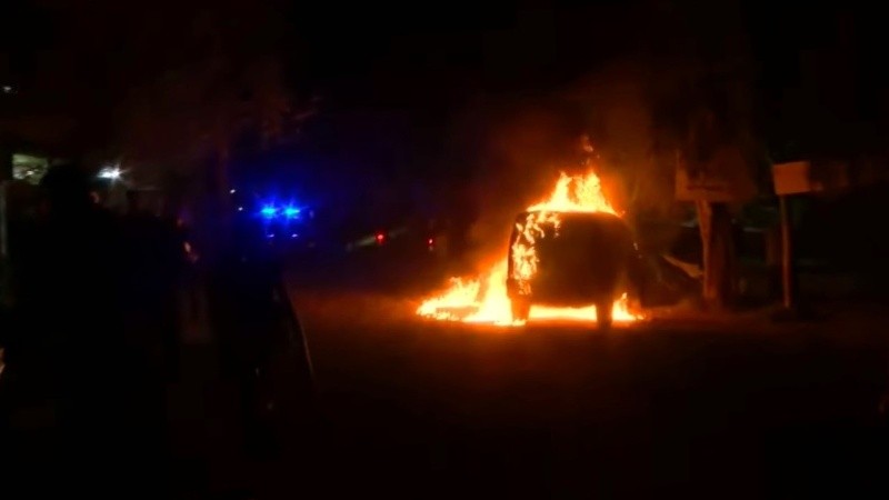 Una postal de los disturbios en una zona marginal de Granadero Baigorria. (imagen El Tres)