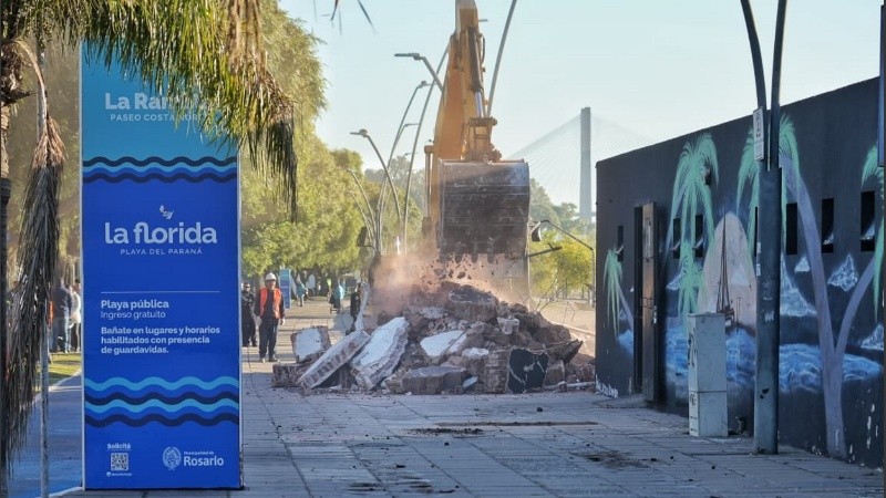 La pala mecánica tiró abajo parte de la estructura del bar costero.