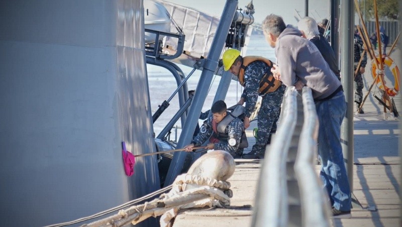Personal de la armada preparando las embarcaciones para las visitas. (Alan Monzón/Rosario3)