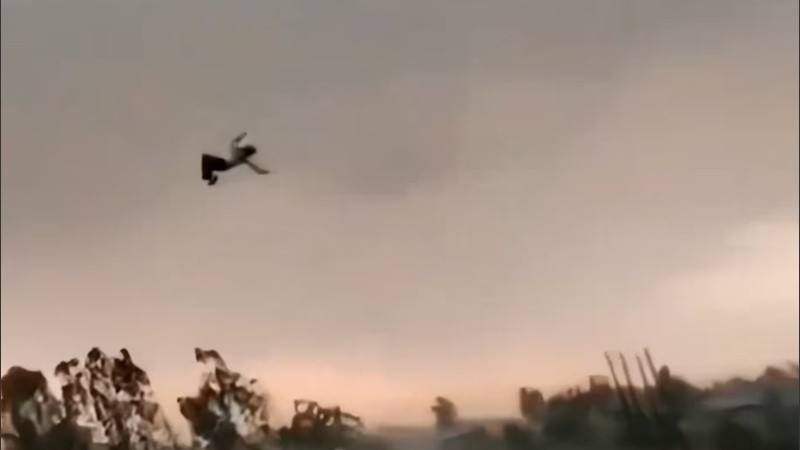 Un hombre fue elevado quince metros tras aferrarse a una cuerda sujeta a un techo metálico que terminó desprendido por la tormenta.